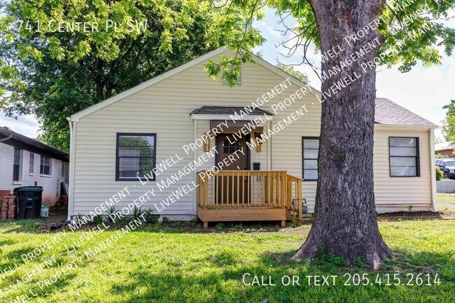 Building Photo - 741 Center Pl SW