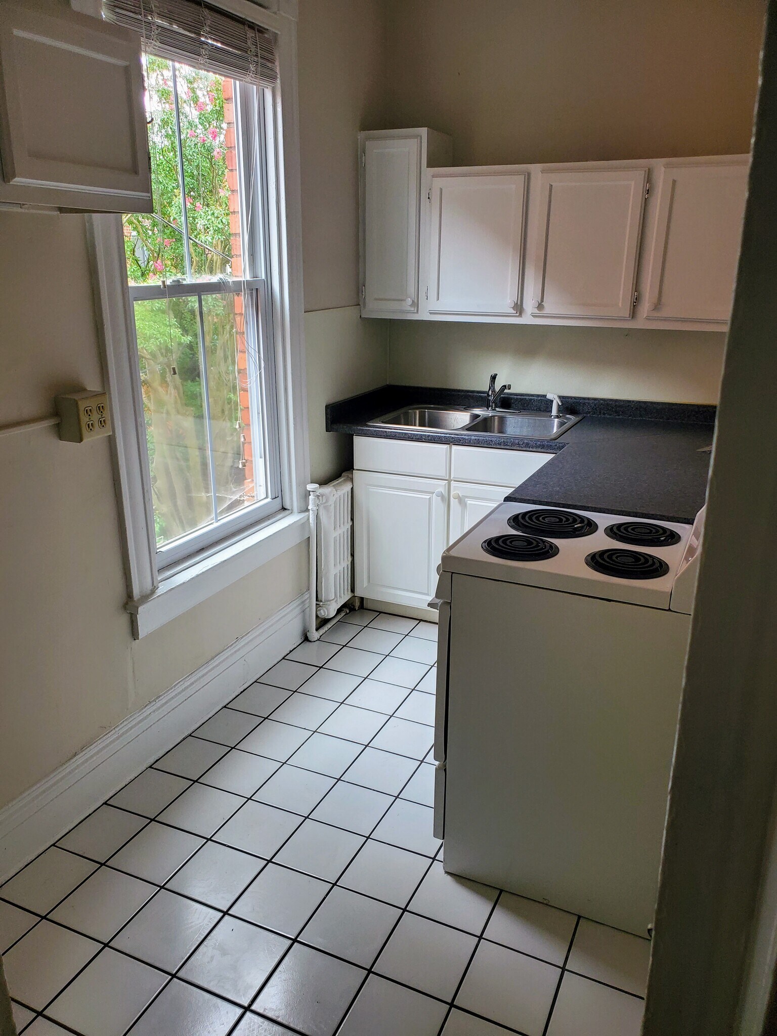 Building Photo - 2111 Hanover Ave