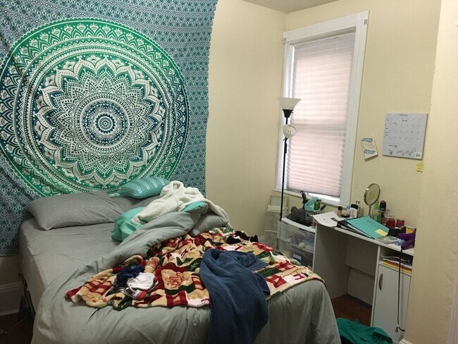 Building Photo - Charming 5 Bedroom-No Broker Fee