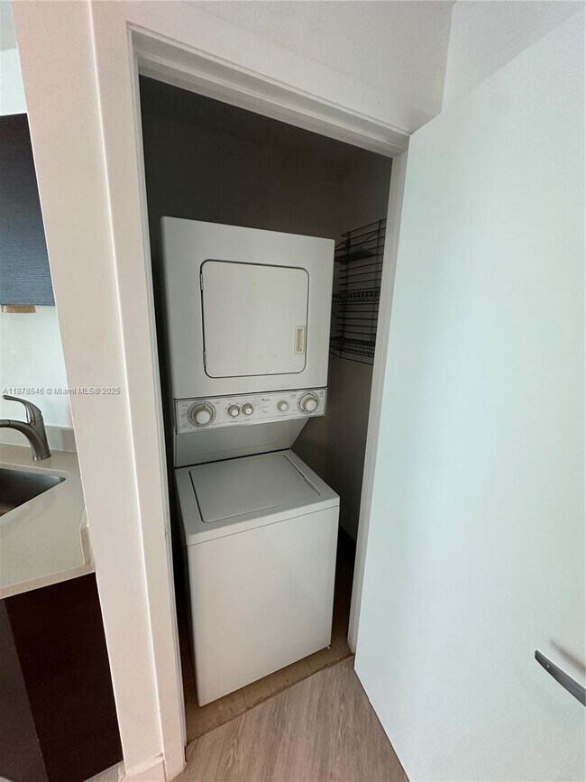 Building Photo - 1900 N Bayshore Dr