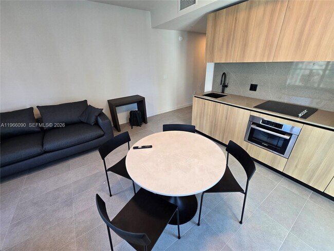 Building Photo - 121 NE 5th St