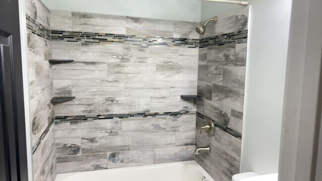 Building Photo - 3 bedroom 1.5 bathroom