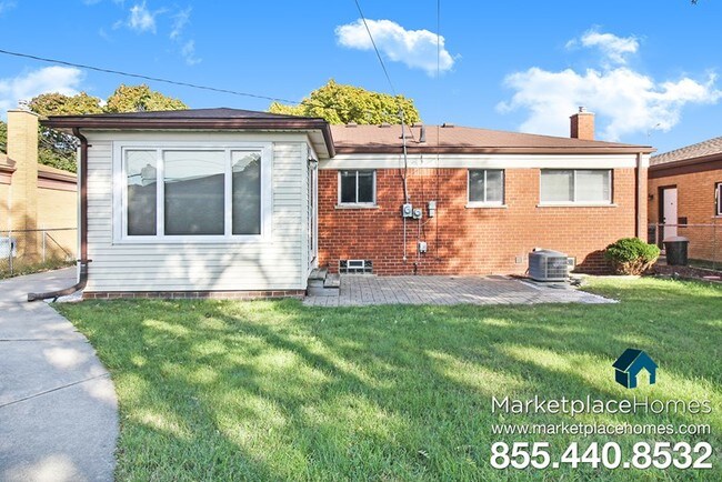 Building Photo - 14240 Adams Ave