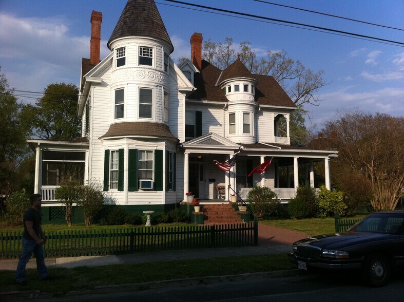 Building Photo - 701 Locust St