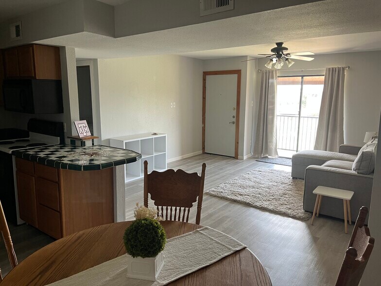 Building Photo - 904 University Oaks Blvd