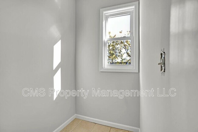 Building Photo - 142-144 Seymour Ave