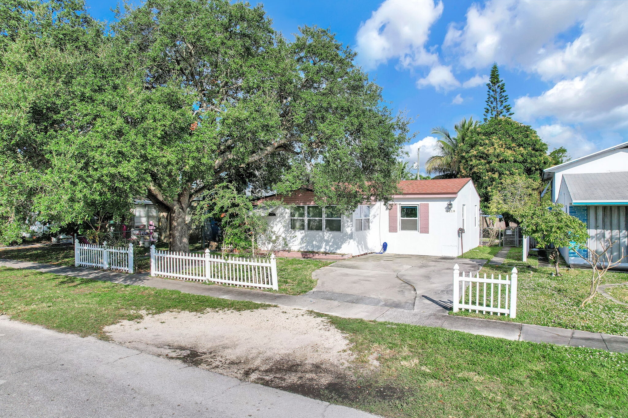 Building Photo - 2419 Coolidge St