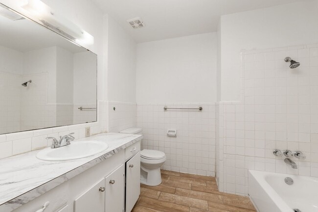 Building Photo - Spacious 3 bedroom, 2 bathroom home in the...
