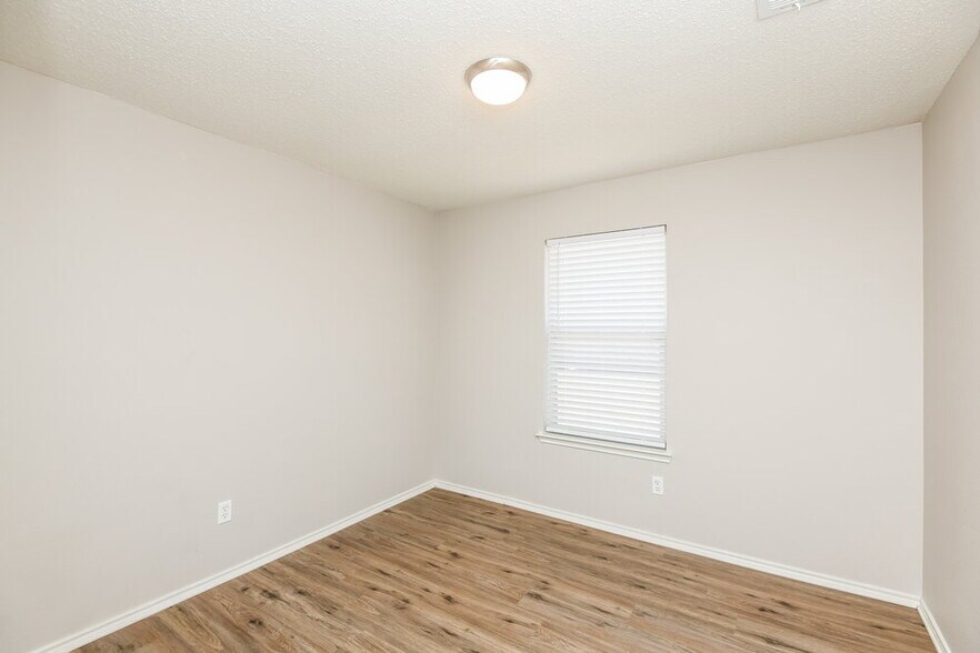 Building Photo - 1333 Fox Glenn