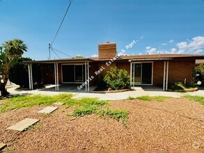 Building Photo - "Charming 3-Bed Oasis in Tucson with Grani...