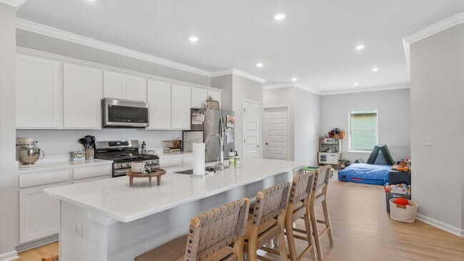 Building Photo - Like-new 4BR/3BA home in desirable St. Cla...