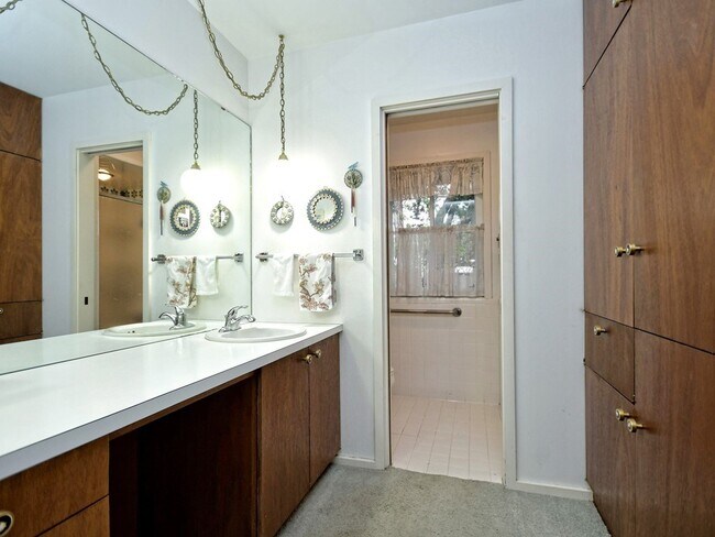 Building Photo - 6001 Highland Hills Dr