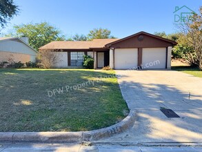 Building Photo - Charming 3BR Home for Lease with Spacious Backyard in Fort Worth