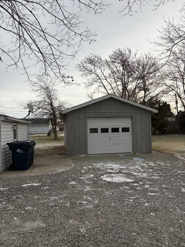 Building Photo - 687 W Ml St