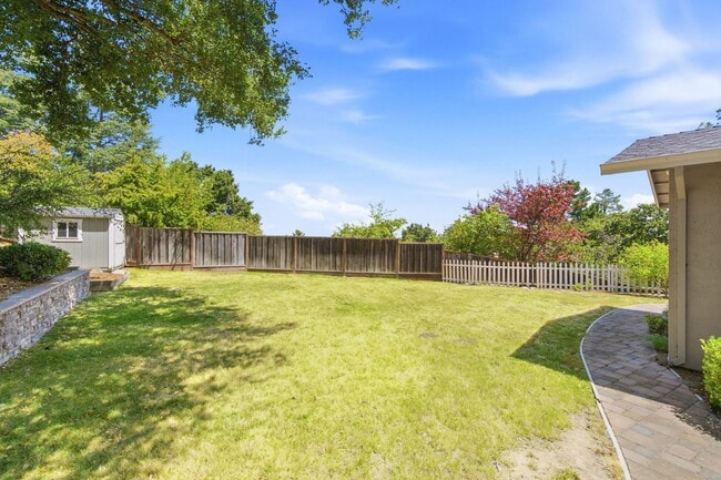 Building Photo - Spacious 4-bedroom 2-Bath in Desirable Area in Walnut Creek!