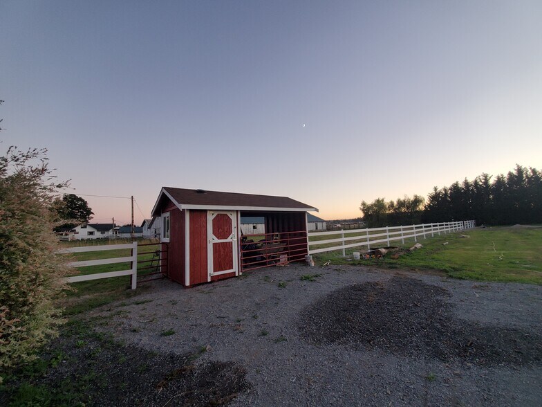Pasture space with run in shelter for rent for additional fee on property - 12306 67th Ave NE