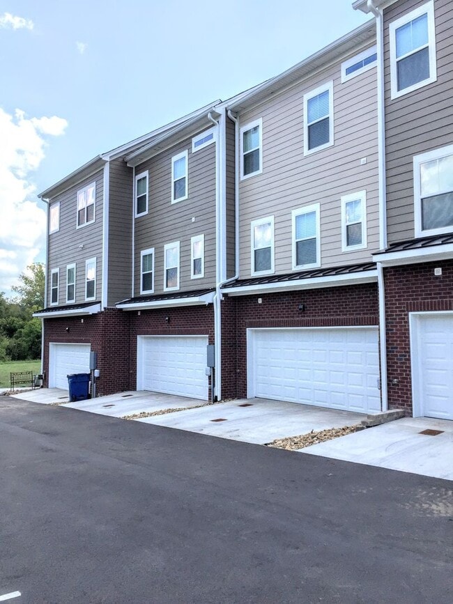Building Photo - 8100 Lenox Creekside Dr