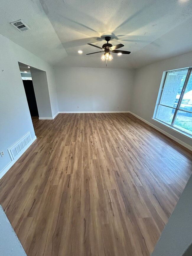 Building Photo - 2750 Ridgewood St