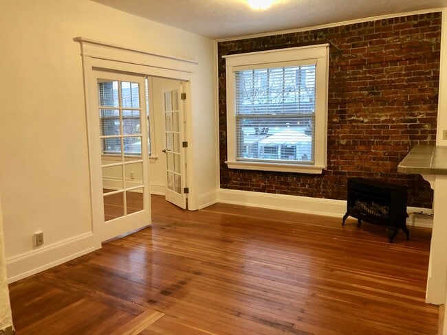 Building Photo - Cozy Nob Hill 1bd - Walk Everywhere! Gas Fireplace, Bonus Storage, Most Utilities Included!