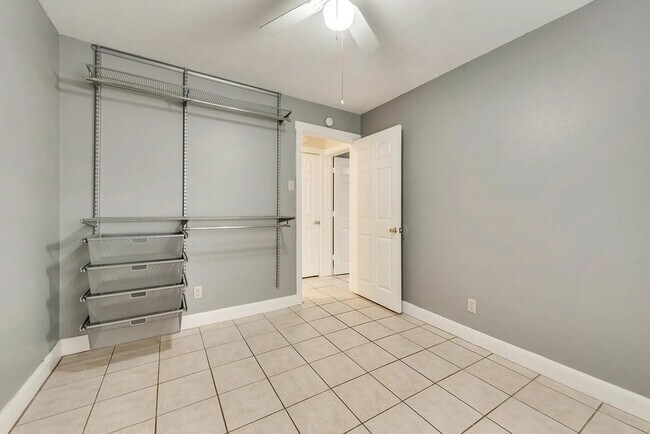 Building Photo - 202 S Willomet Ave