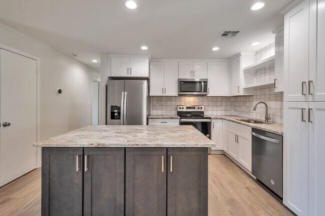 Building Photo - Amazing house on huge lot near ASU