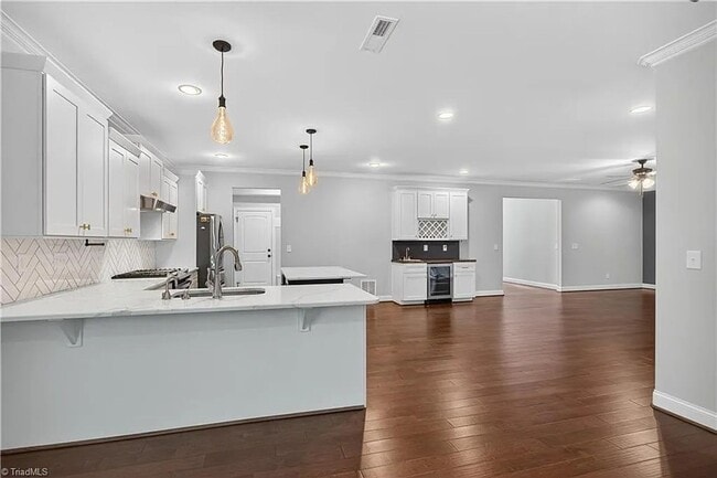 Building Photo - ****** $200 OFF FIRST FULL MONTH OF RENT!! ******