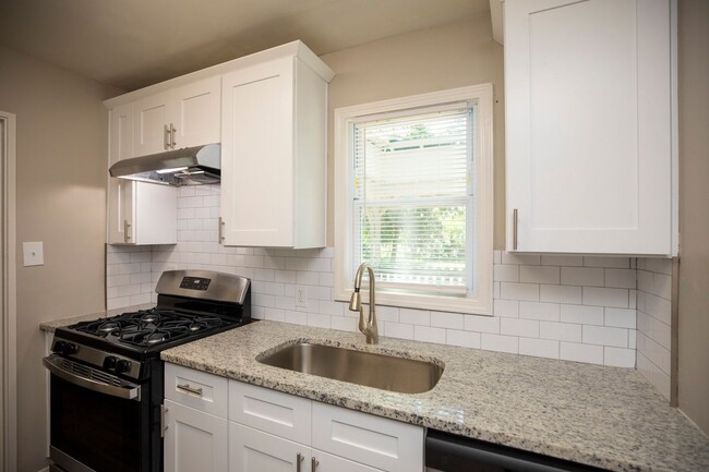 Building Photo - ** 3 Bed 1 Bath located in Forrest Hills *...