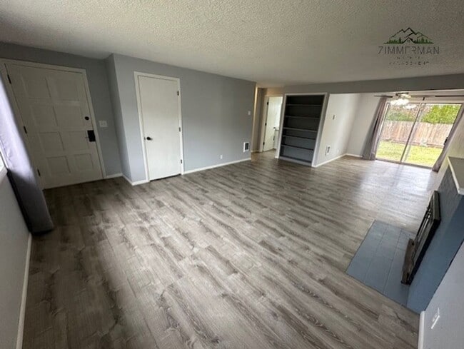 Building Photo - Must see 2 bedroom 1 bath