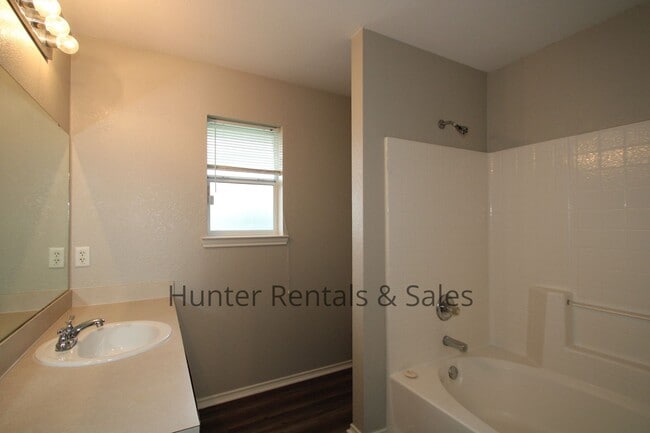 Building Photo - Hymesa Estates!