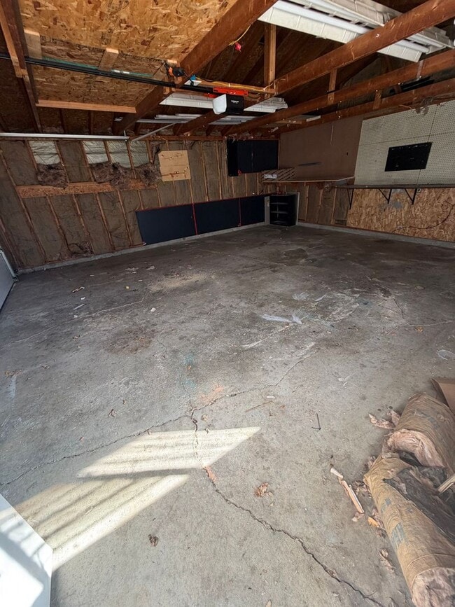 Building Photo - Charming 3-bed, 2-bath Single Family Home!