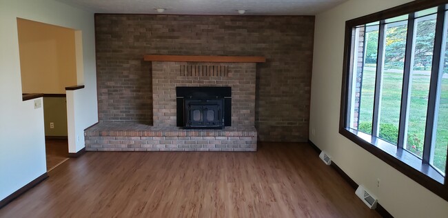 Building Photo - 2040 Megrue Dr