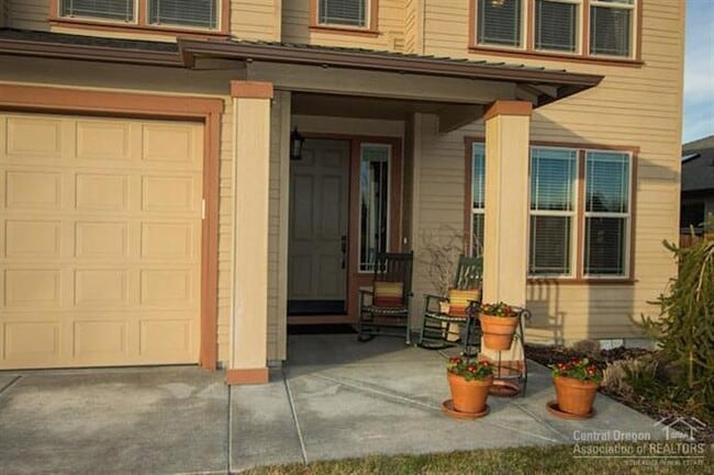 Building Photo - NE House Pet Friendly, 4 Bdrm, 2.5 Bath, Bonus Room, Office, Gas Heat/fireplace, A/C