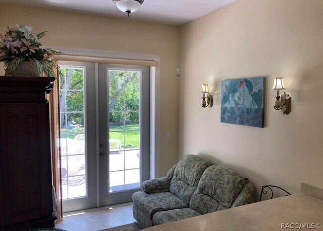 Building Photo - 334 W Pearson St