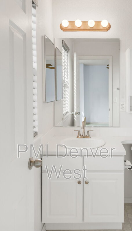 Building Photo - 9369 Longs Peak Dr