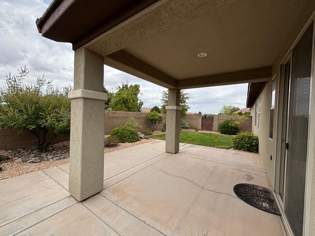 Building Photo - SPACIOUS HOME FOR RENT!