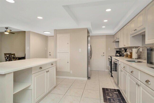 Building Photo - 7400 Sun Island Dr S