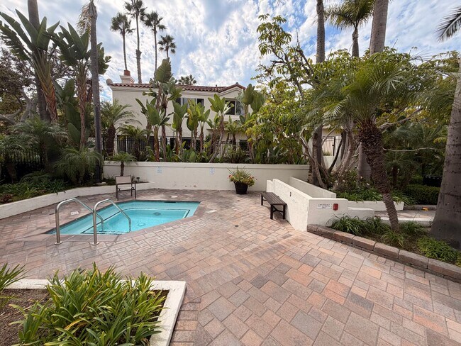 Building Photo - Beautiful 3 Bedroom, 2.5 Bathroom Newport ...