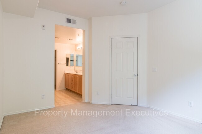 Building Photo - Newer 2 Bedroom, 2 Bath Townhouse with Garage