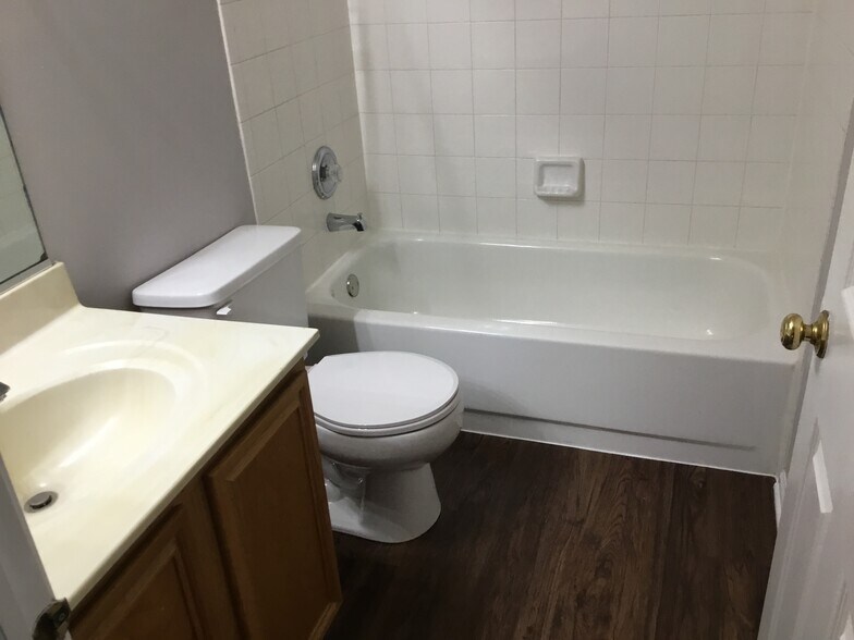 Building Photo - 13 Brian Ct