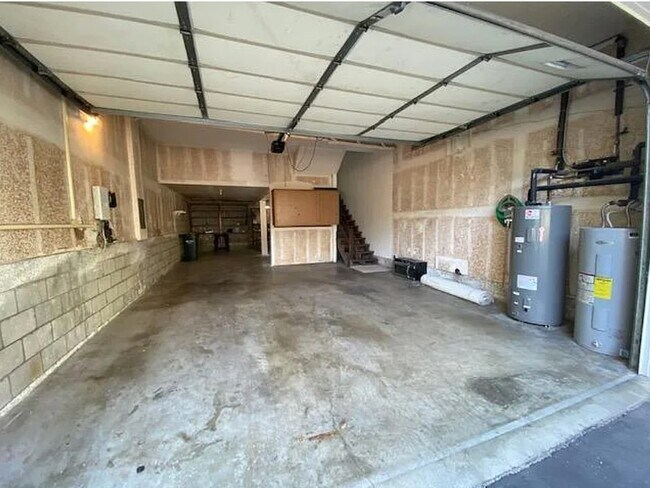 Building Photo - 423 2nd St