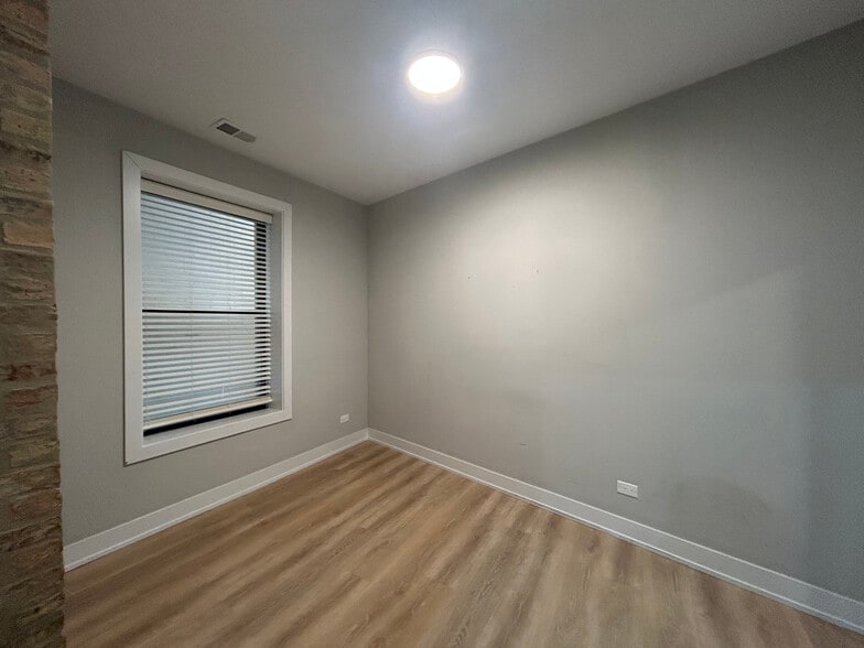 Building Photo - 423 W Belden Ave