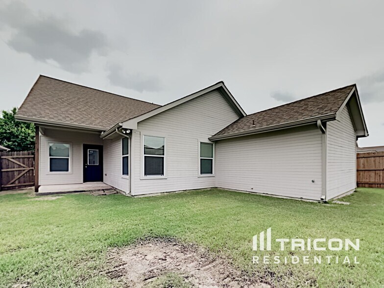Building Photo - 213 Oak Ridge Dr