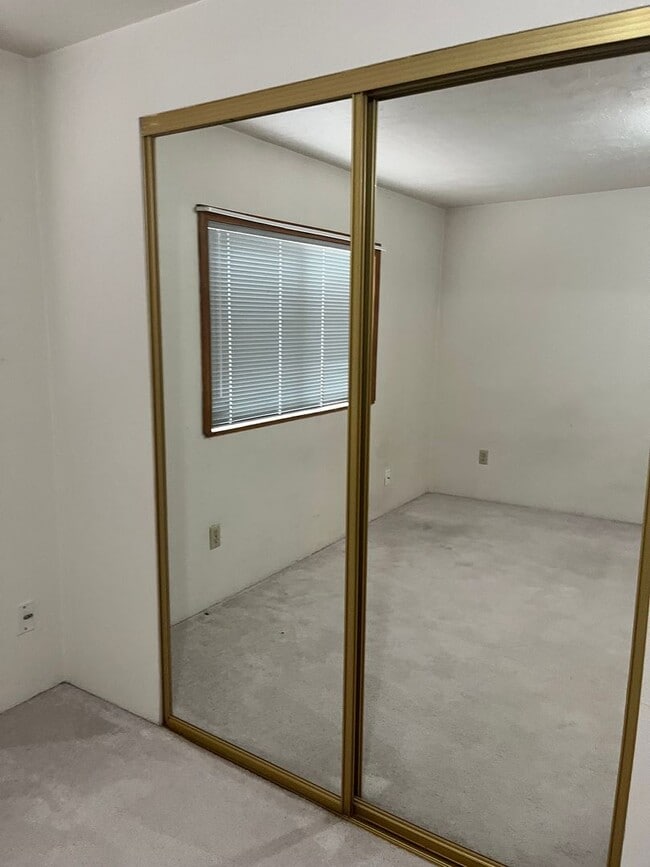 Building Photo - 261 Crest Dr