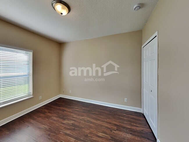 Building Photo - 6117 NW Gause Ave