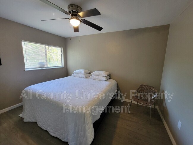 Building Photo - 207 SW 6th Ave