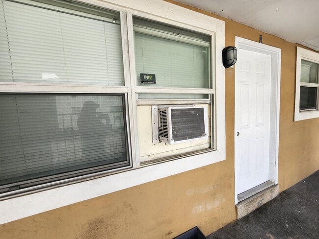 Building Photo - 1200 N Sapodilla Ave