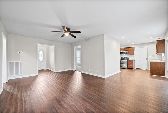 Building Photo - Pet Friendly Three Bedroom!