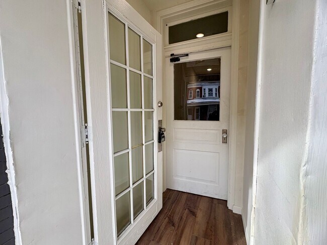 Building Photo - 133 W Maple St