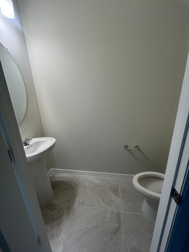 Building Photo - 3 bedroom 2.5 bathroom