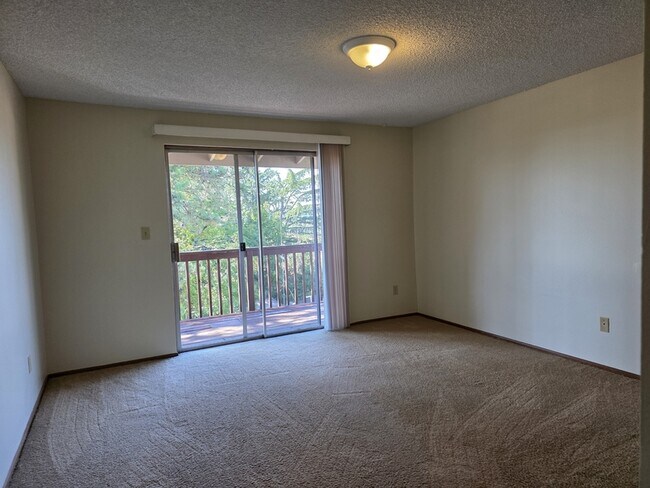 Building Photo - 2022 E 6th St